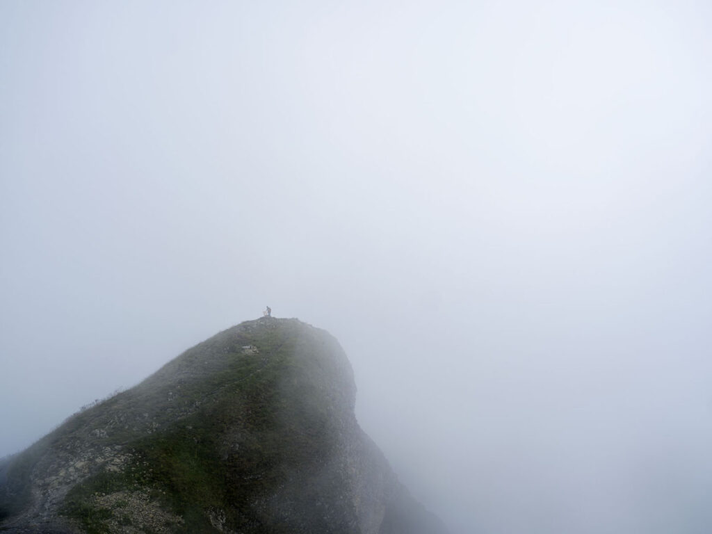 1522 20220821 bergtop in de wolken Rothorn zwitserland-DSCF3938 bewerkt