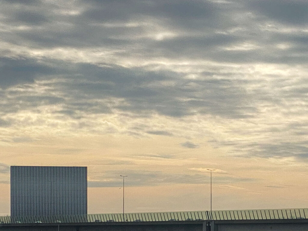 1637 20240309 datacentre A10 wolkenlucht Diemerzeedijk Amsterdam-IMG_5459 bewerkt een laag